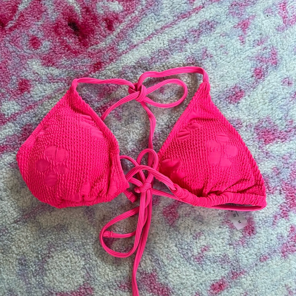 this is a cute bikini top (ONLY TOP) size M